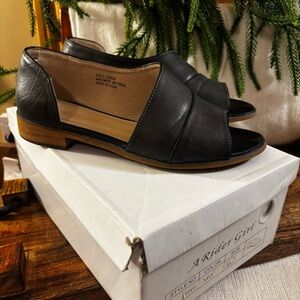 Rider Girl Desiner Cut Open Toe Flats in Navy